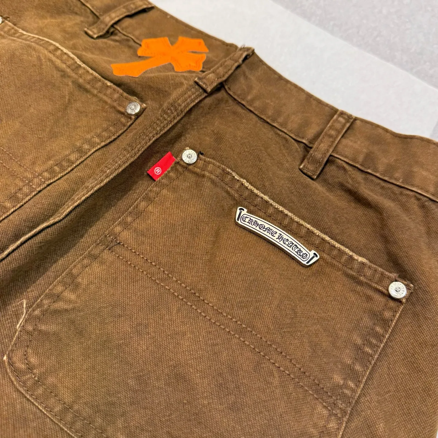P310 Style number: D375 Chrome Hearts brown logging orange peel overalls. Heavy canvas material, double-layer fabric at the knees, multi-pocket design. Color #logging brown orange peel. Size #28-36 (s m l Waist 85 Hips 110 Length 106 Opening 21.5